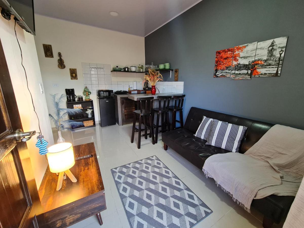 Ave Del Paraiso Apartment *